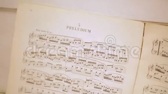旧的白色钢琴有音符和鲜花视频的预览图