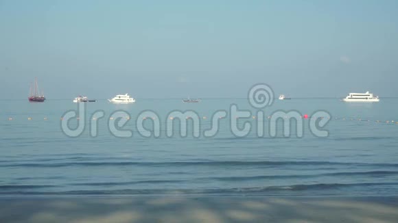 普吉巴通海滩附近的不同船只视频的预览图