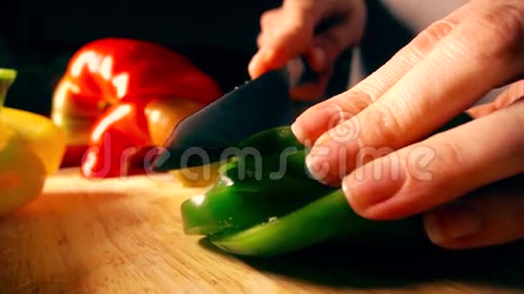 业余女厨师切青甜椒视频的预览图