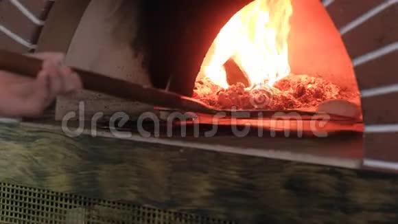 在木头烤炉里烤披萨视频的预览图