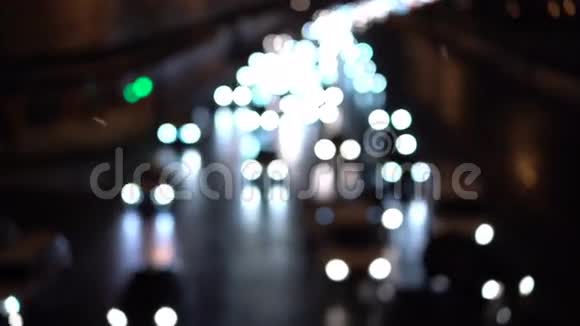 堵车车灯晚上从桥上走街汽车经过黑暗的夜晚视频的预览图