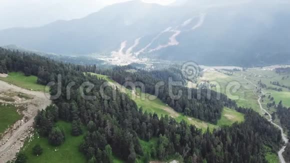 从山顶眺望高山满是森林的山脉群山覆盖着视频的预览图