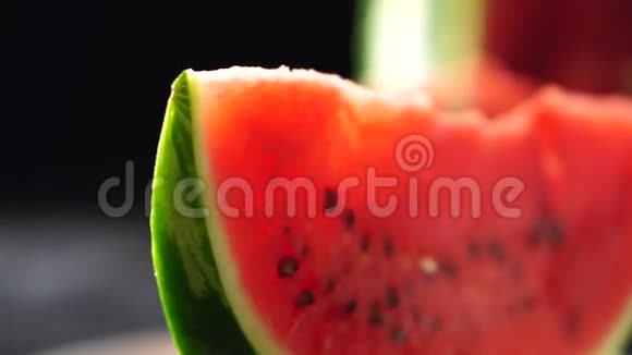 黑色背景下的多汁西瓜片视频的预览图
