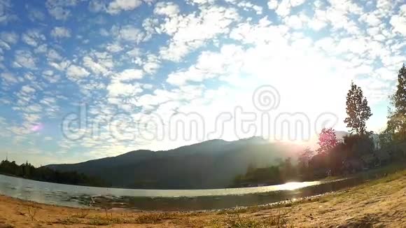 时光流逝阳光洒过湖面视频的预览图