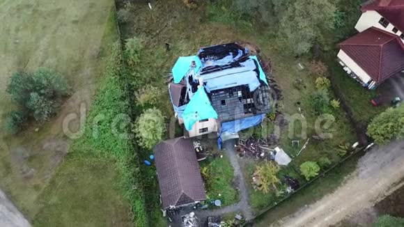 火灾后的破屋无人机顶景4KUHD视频视频的预览图