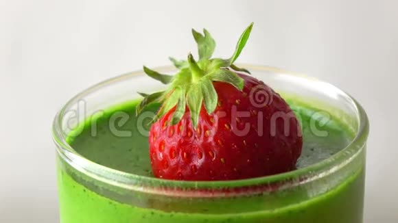 旋转绿色平底锅甜点与草莓4K宏观视频视频的预览图