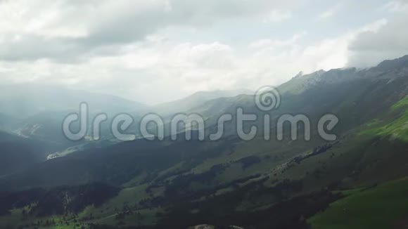 从山顶眺望高山满是森林的山脉群山覆盖着视频的预览图