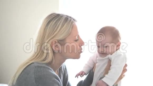 女人抱着一个哭泣的婴儿视频的预览图
