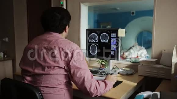 医院里看ct扫描的医生视频的预览图