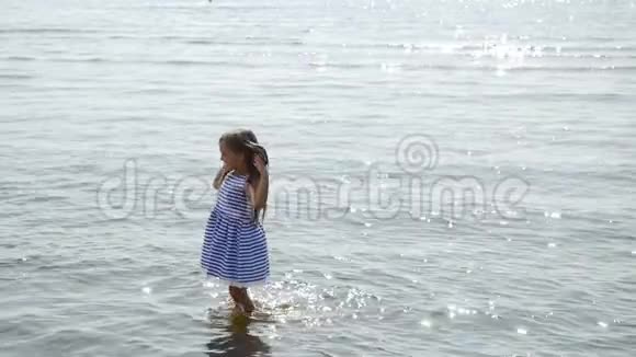 穿着条纹裙子跑步的小女孩视频的预览图