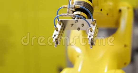 现代工业自动化带有齿轮的机器人手臂快速坡道视频的预览图