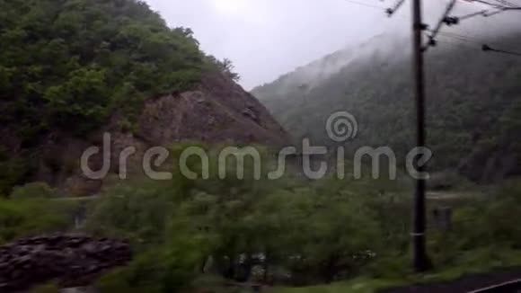 从火车窗口看到的山河和雾中的青山高加索格鲁吉亚视频的预览图