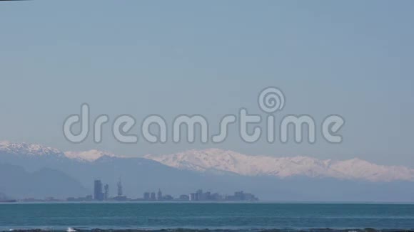 从大海到巴统城的景色背景是雪山和万里无云的天空格鲁吉亚视频的预览图