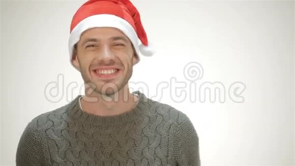 戴着圣诞帽的男人微笑着展示拇指视频的预览图