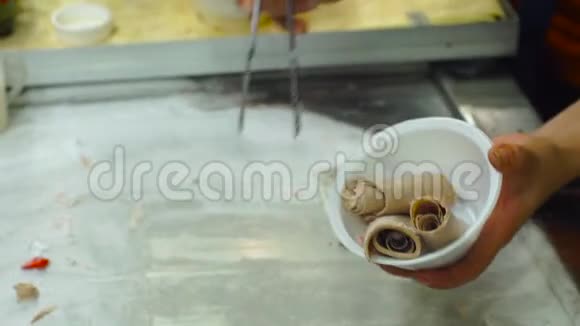 亚洲夜市手工制作水果冰淇淋的过程视频的预览图