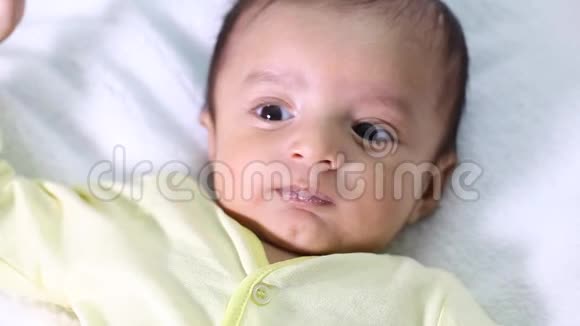 新生儿宝宝特写俏皮活跃面带微笑视频的预览图