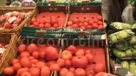 商店里的人选择西红柿购买视频的预览图