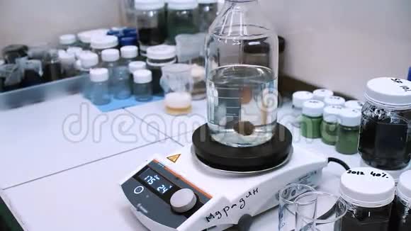 化学实验室实验室试验中液体的离心自旋视频的预览图