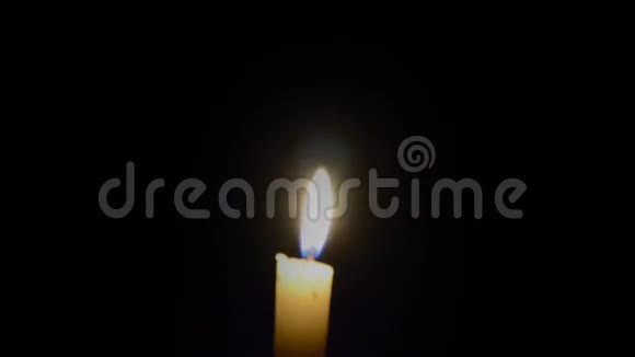 黑暗中燃烧的蜡烛视频的预览图