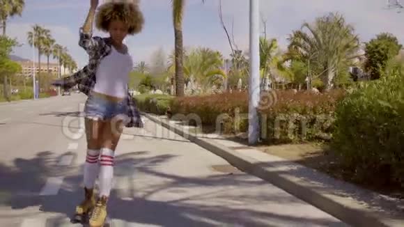 年轻的黑人女子在路上溜冰视频的预览图