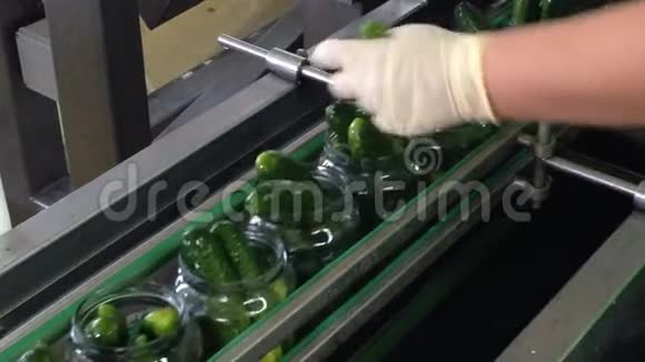 罐头厂黄瓜生产的工作过程罐头的巴氏杀菌输送机上的移动视频的预览图
