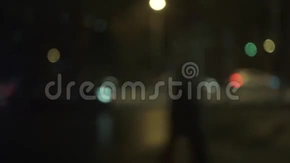 忙碌的冬夜街攻击焦点视频视频的预览图