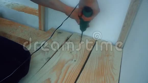 男性手用强力螺丝刀拧成木板视频的预览图