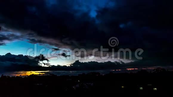 时光流逝的热带日出俯瞰巴厘岛传统房屋的屋顶印度尼西亚巴厘热带时差视频的预览图