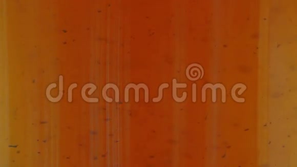 橙色液体内部的暗粒子视频的预览图