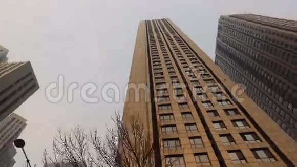 市中心的建筑物俯视地面俯视建筑物视频的预览图