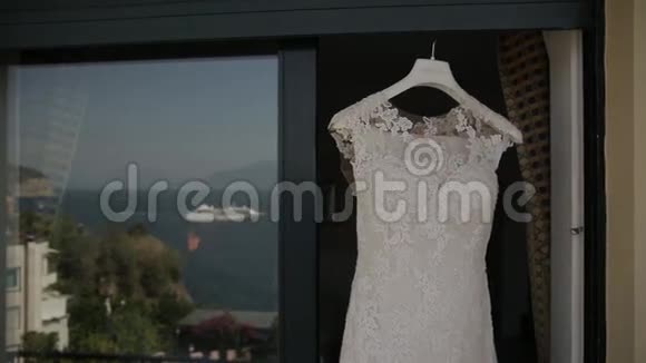 婚纱挂在门口背景见视频的预览图