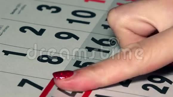 商务女性手指按日历页红色标记视频的预览图