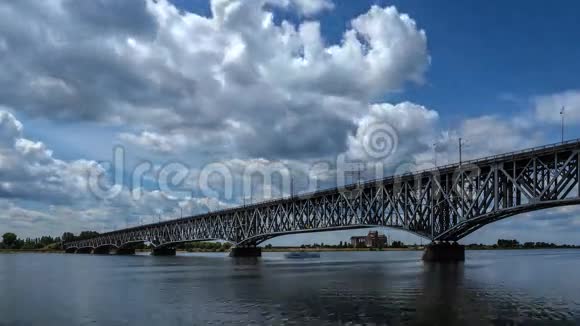 一座钢桥上蓝天上的云彩视频的预览图