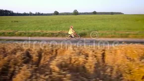 骑自行车的女孩鸟瞰图视频的预览图