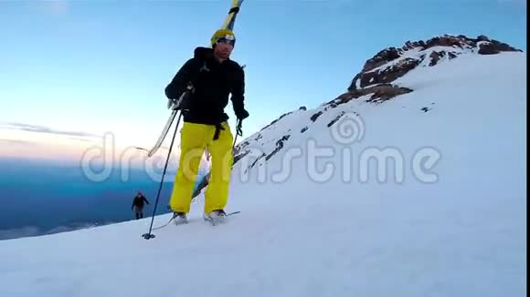 攀登雪山冰斧和冰锥的人视频的预览图