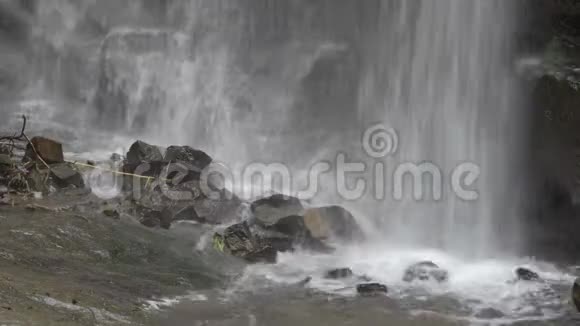 格鲁吉亚山区的瀑布水流过第比利斯附近的岩石视频的预览图