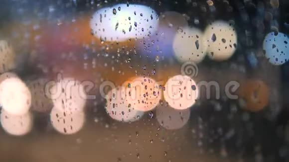 雨夜城市交通背景4K视频的预览图