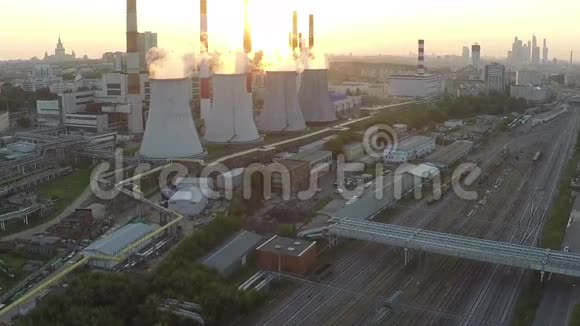日落时的工业区和铁路空中景观视频的预览图