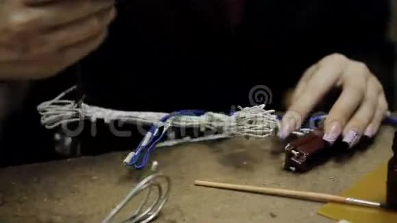 女孩焊锡电缆的细节视频的预览图