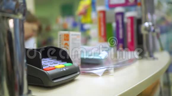 在一家药店里一位年轻女子用信用卡付款视频的预览图