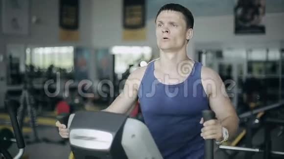 在健身房的帅哥在过滤器上锻炼左三四人肖像视频的预览图