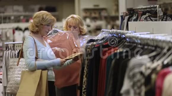 两个女人在时装部买衣服视频的预览图