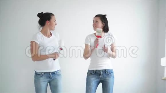 两个女孩在油漆滚筒里唱歌朋友们正在修理和跳舞视频的预览图