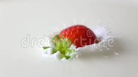 草莓溅成奶油的超级慢动作视频视频的预览图