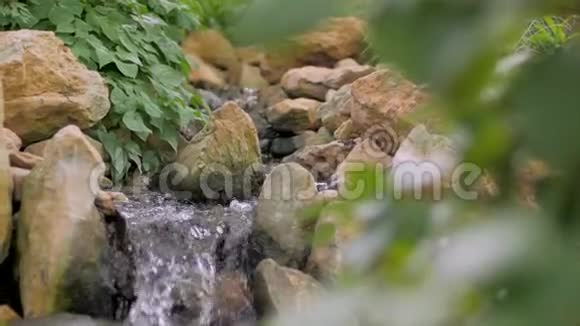 带瀑布的山地景观视频的预览图