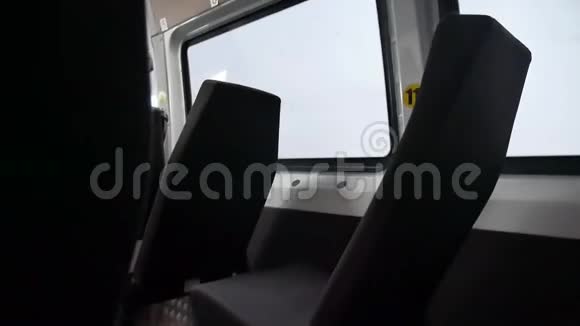 在一辆小公共汽车上颠簸的路在出租车上摇晃在室内可怕的道路上摇晃视频的预览图