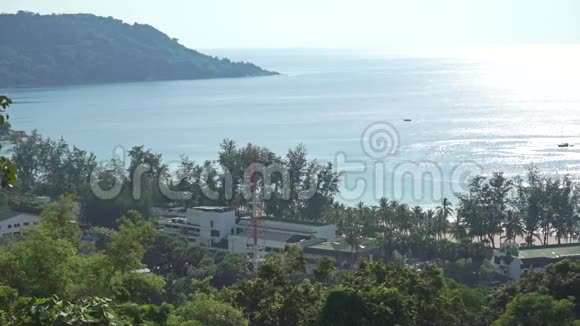 海滩酒店和遥远的海上船只泰国普吉岛视频的预览图