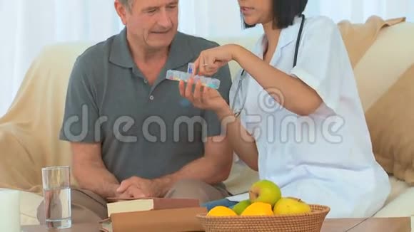 一个病人吃药视频的预览图