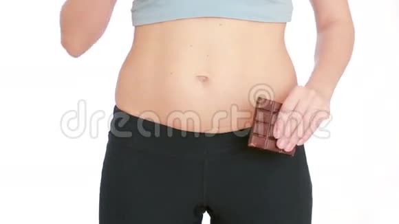 女孩吃苹果和巧克力饮食观念肥胃瘦腰视频的预览图
