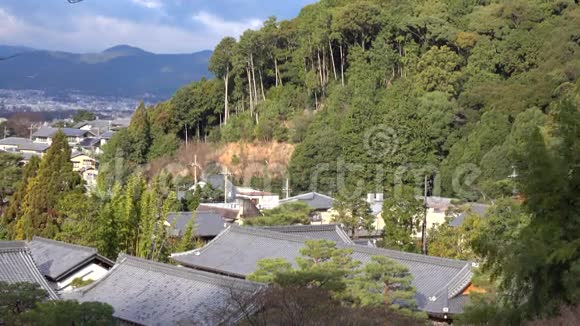 日本京都金阁寺屋顶有绿树视频的预览图